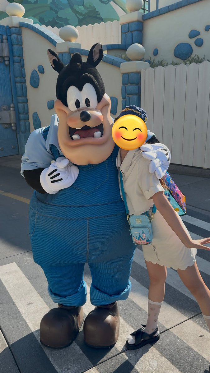 cad_y_rap's tweet photo. 私も本当フリグリ苦手
海外パークはほぼ整列だし、フリグリでもキャラが暇してる方が多いから本当におすすめダヨ！
これは朝イチのトゥーンでキャストさんと2人でプラプラしてたから走って駆け寄ったら超優しかったピート🥳@アナハイム https://t.co/jacnhgHvYm