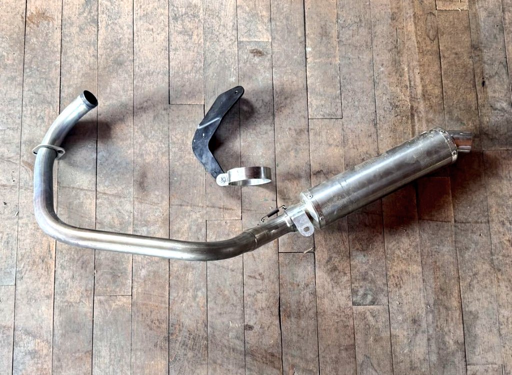 リメイクサービスに出していたサイレンサーが帰ってきました
取り付けるのがもったいないレベルの美しさだな・・・
それにひきかえ自分で炙ったエキパイの微妙な色といったら・・・
4枚目は購入当時のもの。
#チタンサイクロン #チタンブルーカバー 
#ヨシムラ #Ape50