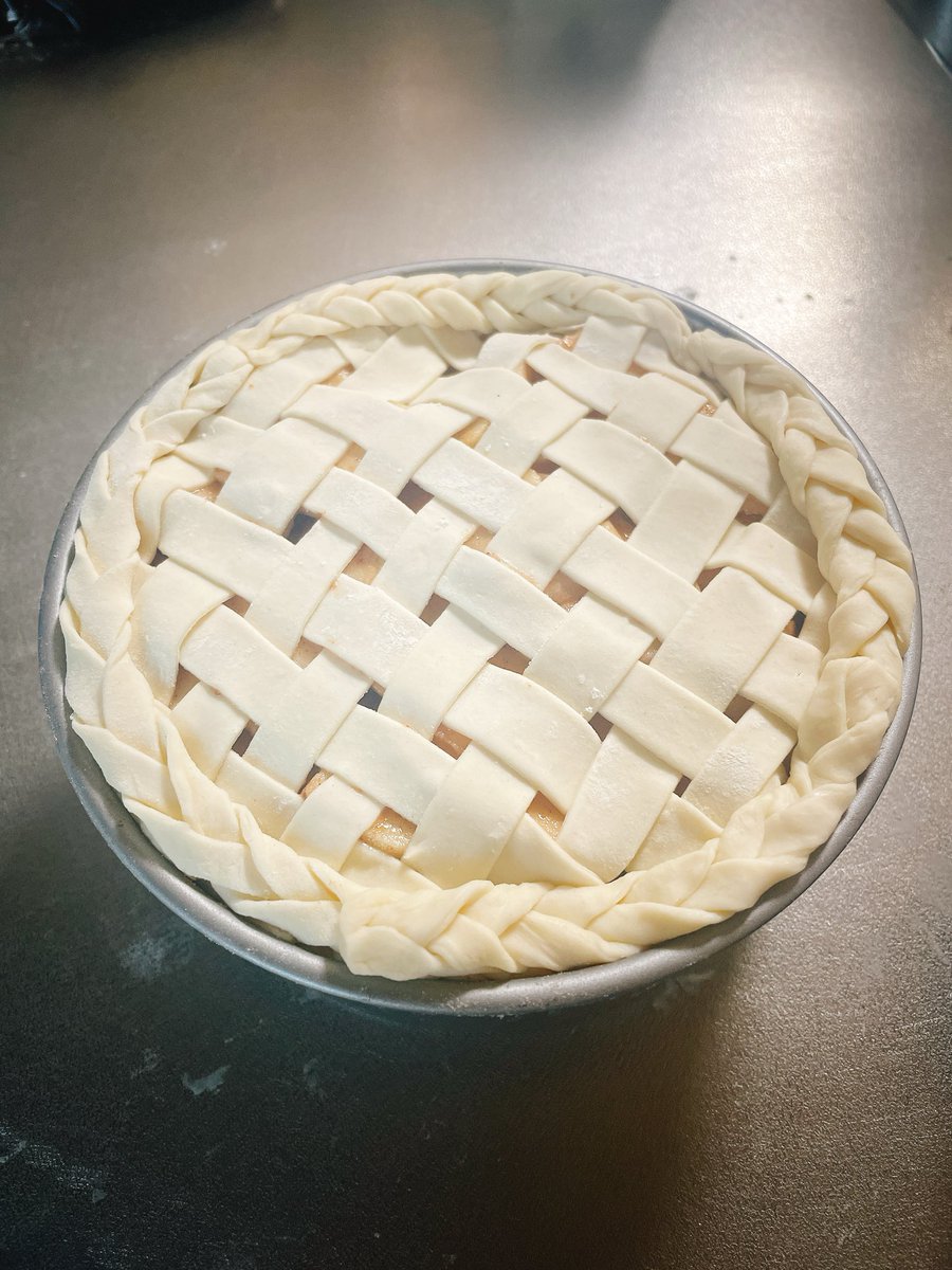 megtype's tweet image. 理想のアップルパイを焼く研究をしてるんだけど、難しい…奥深い…🤔
こんな良い感じなのにうまくいかないとは、、くそー