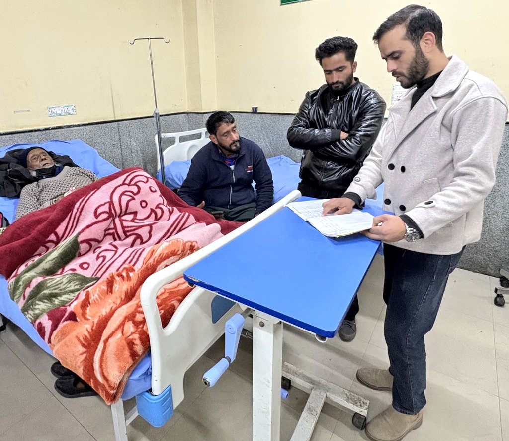 basitakbarlone's tweet photo. Directions were given by M.S GMC Baramulla @drparvaizmasodi to the DISM AB-PMJAY and DPC that they should come to the hospital once a week to conduct an audit of AB PMJAY and check the records,Keeping this in view today the DISM Bla @umaralimir visited GMC

@SyedAbidShah https://t.co/Py8Wi0KCZw