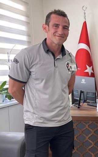 mustafahos's tweet image. 68 yaşındaki öğretmen abdullah coşkun’u trafikte döverek öldüren caninin adı ilhan ihtiyaroğlu. giresun devlet hastanesinde güvenlik görevlisi. dövüş sporu yapıyor ve vücut geliştirme çalışıyor. bu kişi trafik kavgasından değil kasten öldürmekten yargılanmalı