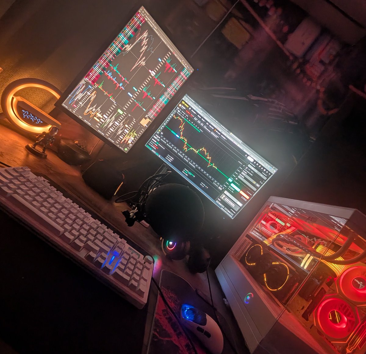 BrutalBtc's tweet image. Little dark studio where my single click opened a $1 million long position on $BTC.

Who&apos;s joining the stream late tonight?