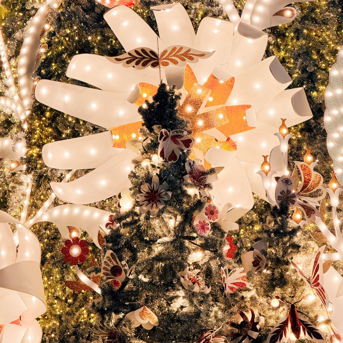 ปีนี้ต้นคริสต์มาสที่ Emquatier สวยมากก