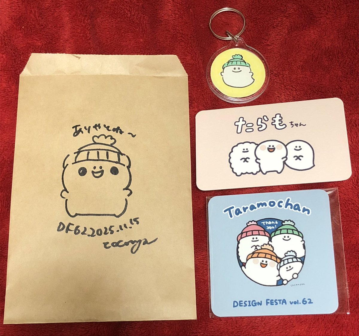 secondkotetsu's tweet image. たらもちゃん（F275,276）ブースにて、原画キーホルダーをお迎え✨
特典のシールを含めてめっちゃきゃわわだし、過去にグッズをお迎えした時もそうだったが、袋に即興でイラストを描いてくれるのがファンサとして素晴らしくて、グッズをお迎えするのがいつも楽しい✨…