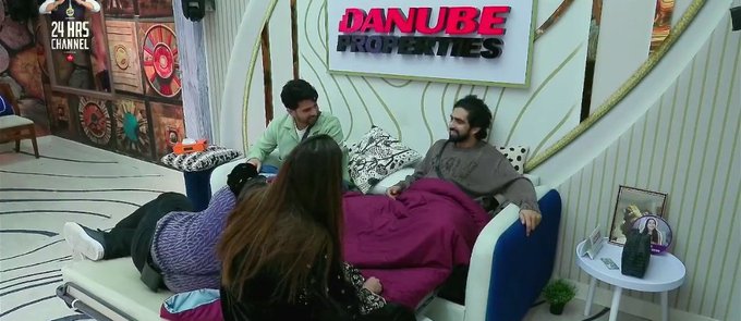 BELOYALBRO's tweet image. 🚨Unpopular opinion ☠️
Shukr hai #armanmalik is happily married wrna ye 2kaodi ke shipper #bahana se #fayan se #arhana .
Always they do cheap tactics for engmnt.

BTW #armanmalik to #AmaalMallik I love your friendship with #BaseerAli 
After that Shahbaaz goes on quiet mod 
#BB19