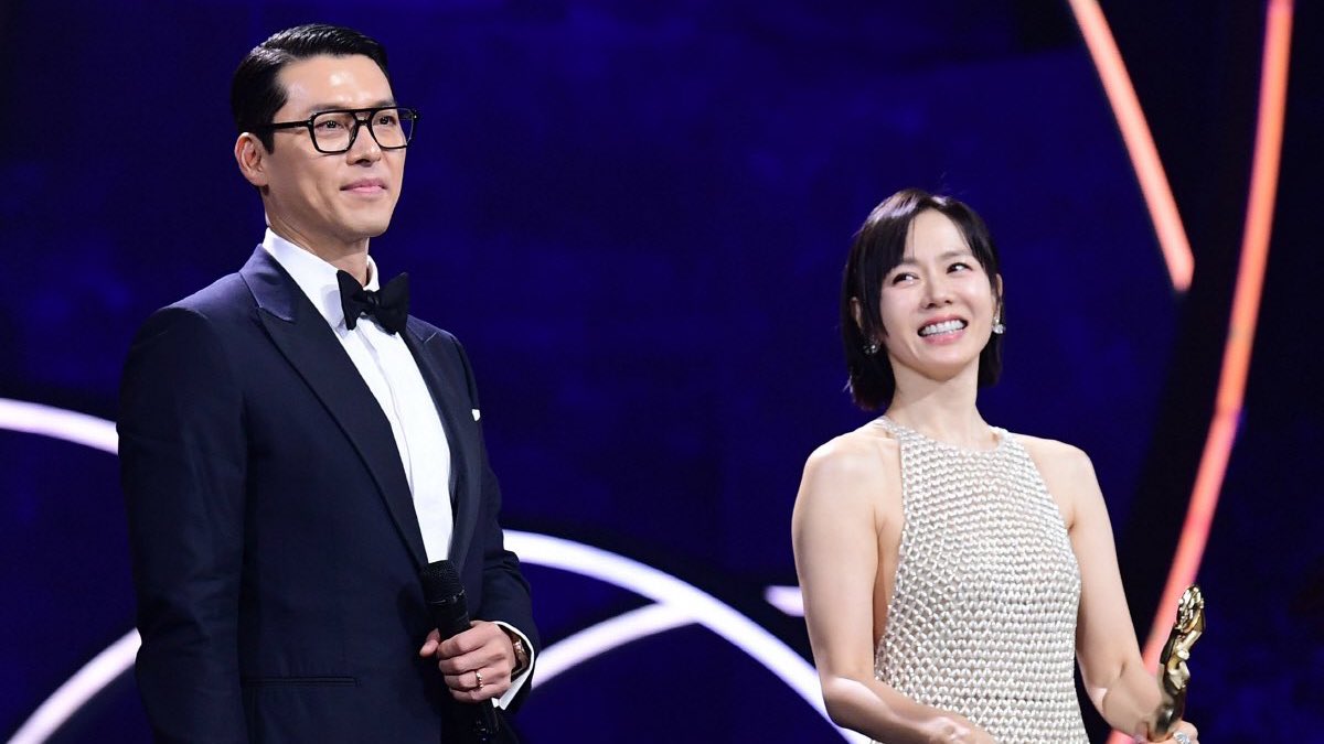 poedamnrn's tweet image. hyun bin and son yejin winning awards together since 2014 🥹💞