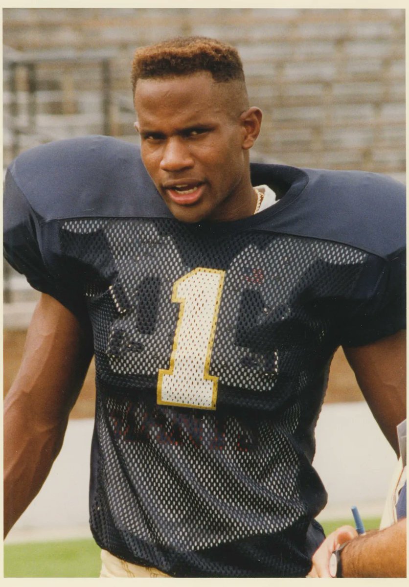 HoltzHeroes's tweet photo. “Notre Dame is a very special place, It’s not for everybody. You have to be very demanding of yourself. You have to manage your time &amp; you have to make great decisions. You must decide that you want to excel on &amp; off the field &amp; you have to be dedicated to that daily.”-#1 #srday https://t.co/gkIHbnLs9N