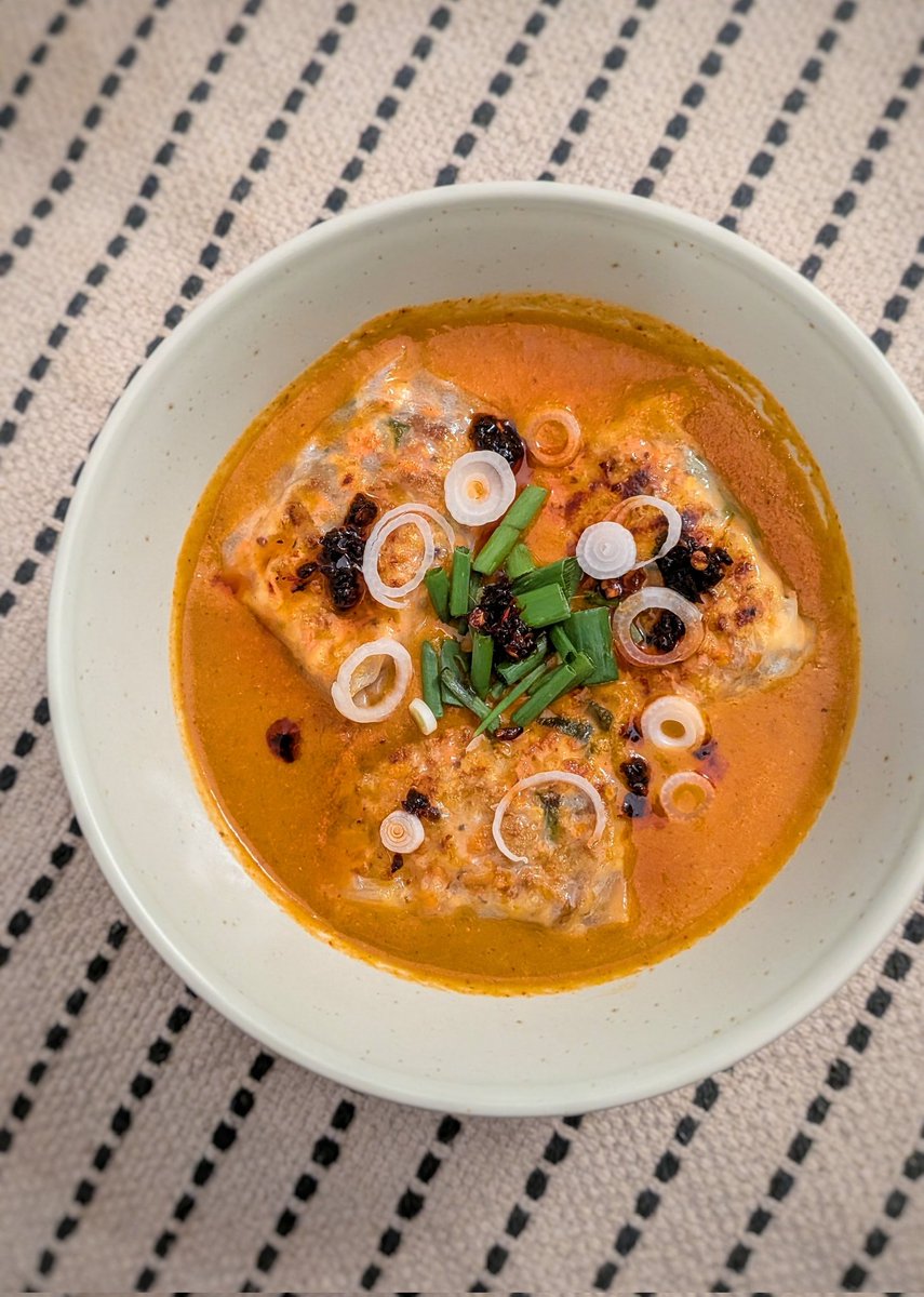 Creativity has been peaking lately because i've been actively taking the time out to cook something new this week. The creations so far have been filipino chicken adobo served with kollam rice and jhol momos with a lemongrass mushroom filling, served with a tangy peppercorn broth