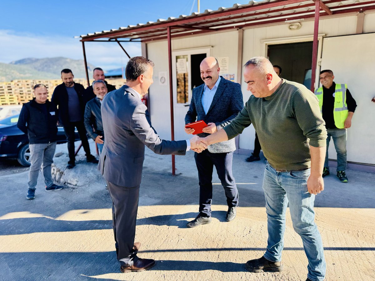 İlçe Kaymakamımız Sayın Metin EYYÜPKOCA, Ağlasun ve Çevresi Uluçınar Karayolu Yük Taşıma Kooperatifi’ni ziyaret ederek eğitime ve okullarımızın altyapısına verdikleri desteklerden dolayı teşekkür edip plaket takdim etti.