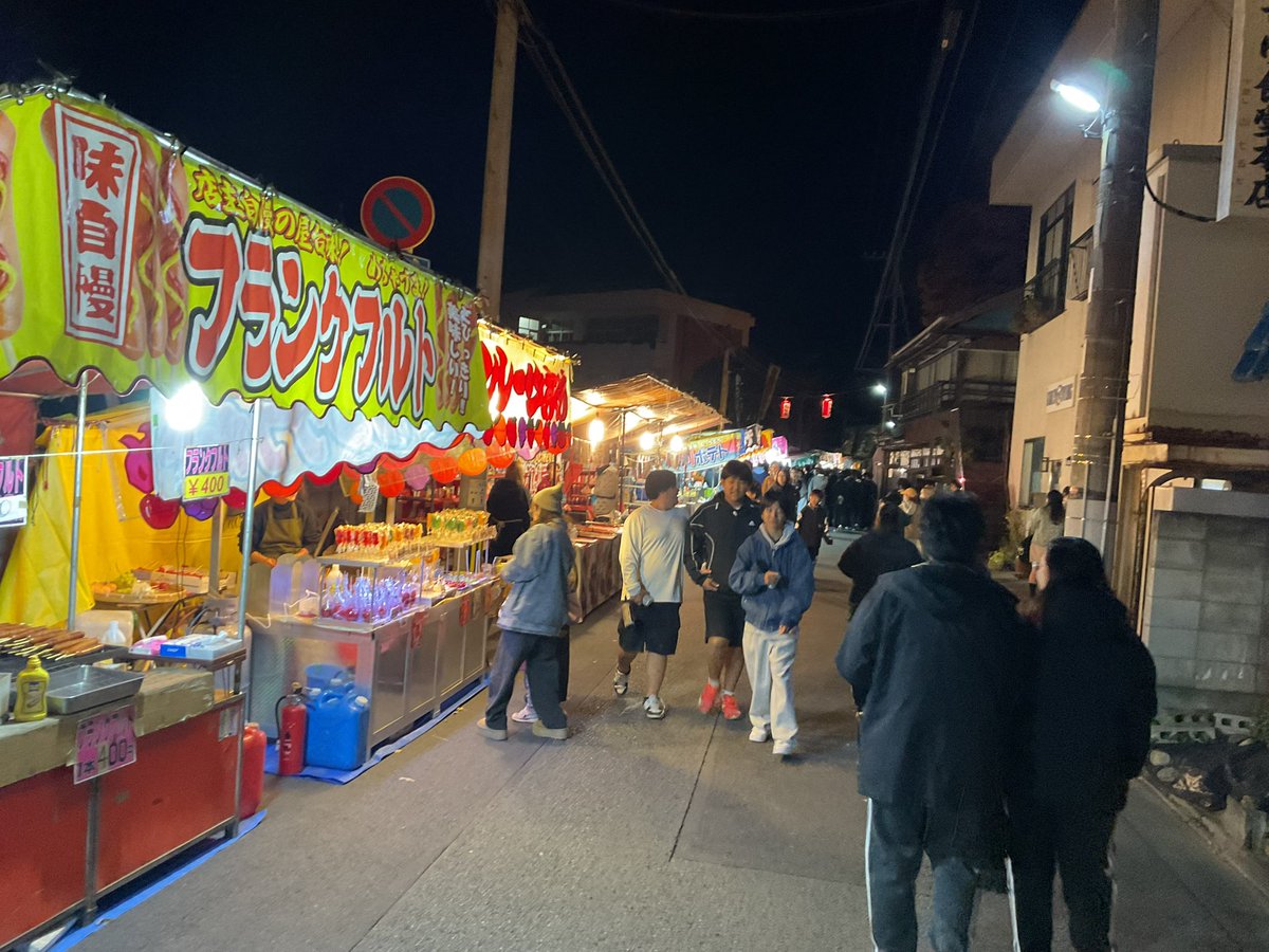 retrobaragit's tweet image. 有言通りにチャリで5時半くらいにエビスコに行って、食料を調達して来ました 😊
店が立ち並ぶ神社までの道は狭いのでチャリはムリ…  なので子供達が置く場所に停めて、チョチョイと近場で済ませました😆

おニャすみバハハイ🐏💤
#ネコ  #えびす講  #焼きそば  #タコ焼き  #お好み焼き