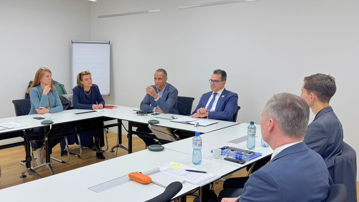 SwissDevCoop's tweet image. Construire ensemble des démocraties résilientes 🌍

Merci au SG d’@Int_IDEA, Dr. Casas-Zamora, pour sa visite à Berne et deux jours de dialogue inspirant sur le lien entre #démocratie, inclusion et prospérité, alors que la #Suisse 🇨🇭 préside IDEA en 2025.