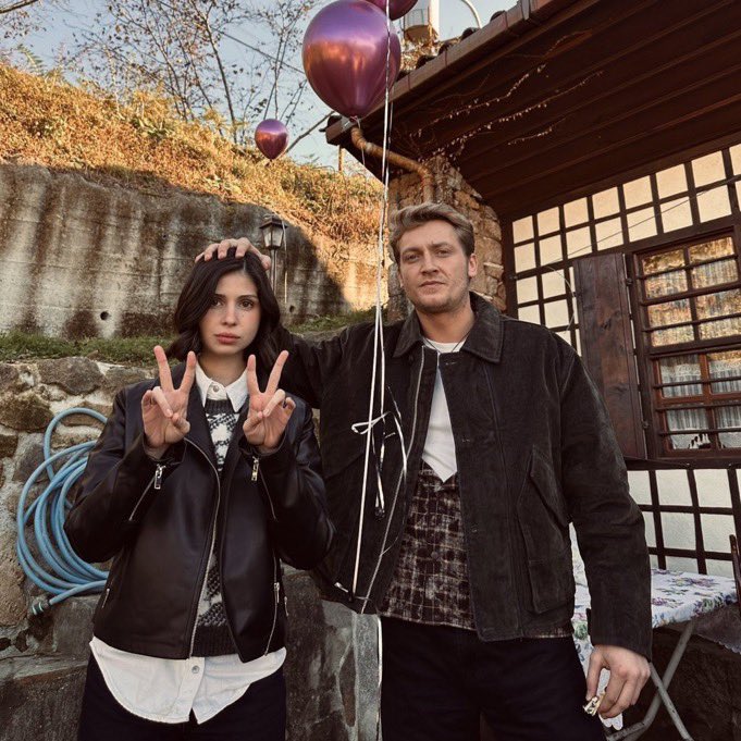 elemanla bu pozu çekip o captionu yazicaz kardeşim yaz yapılacaklar listesine