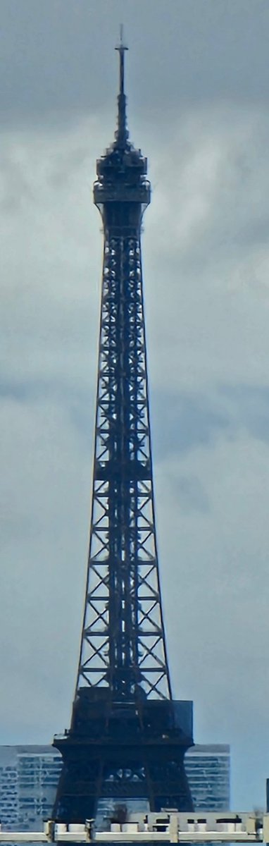 ABessai's tweet image. Madame la Tour ce matin. 
#Paris #eiffeltower