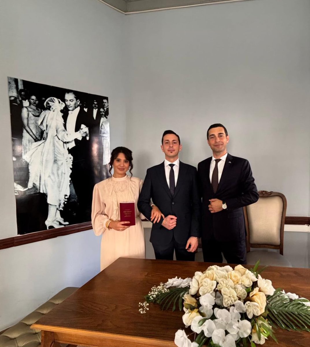 hamittiri's tweet photo. Bugün (12.11.2025) ailemizin en güzel günlerinden biri. Kardeşimin mutluluğuna şahit olmak kalbimi bambaşka doldurdu. Bir ömür sevgi, huzur ve birbirine omuz olacağınız bir yolunuz olsun. 🙏 @irismet7 https://t.co/10N2jpRpBy