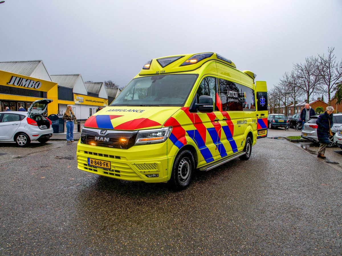 Voetganger gewond na botsing met auto op parkeerterrein in Joure