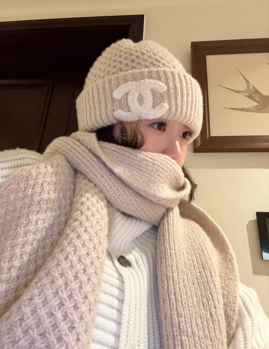 シャネルのニット帽被るワンホンちゃん達が可愛すぎて。ほんまに可愛い