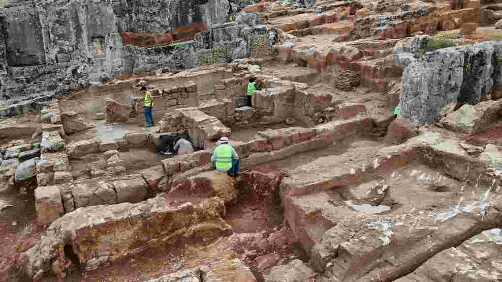 thandojo's tweet image. Adıyaman, #Turkey
Archaeologists work on a site dating back to the #Roman era, then known as Perrhe, one of the five major cities of the #ancient Commagene civilisation