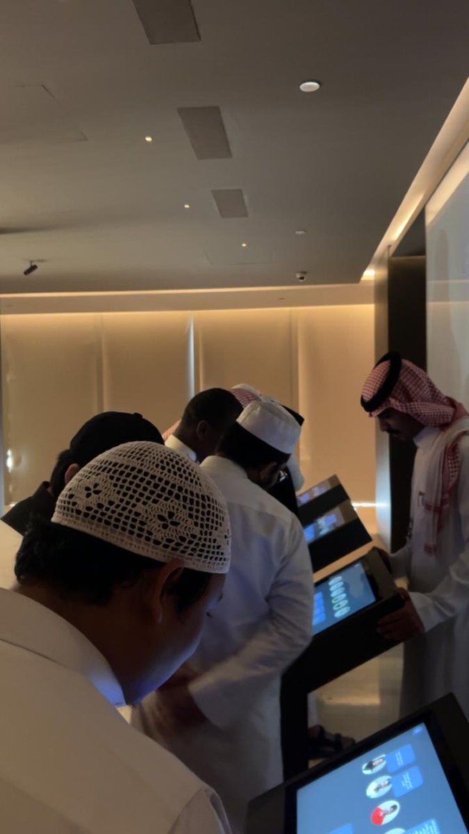 تزامناً مع اليوم العالمي للطلبة الدوليين، واليوم العالمي للتسامح؛ نظمت #عمادة_شؤون_الطلاب زيارة لطلاب #جامعة_الإمام إلى مركز الملك عبدالعزيز للتواصل الحضاري، تجسيداً لرسالة الجامعة في دعم قيم التسامح والتنوع الثقافي