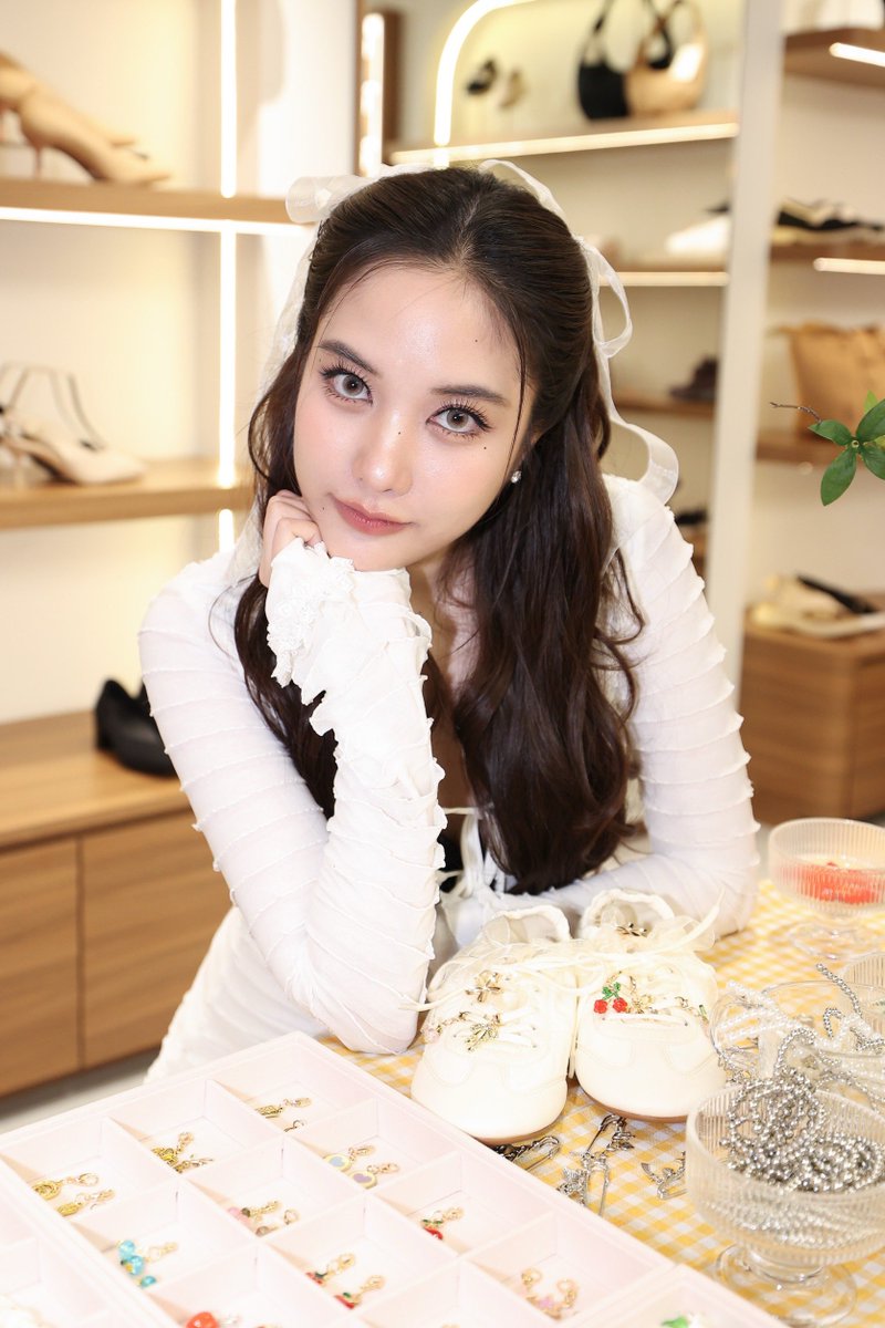 siam_center's tweet image. 🔥 SIAM CENTER TREND ALERT! VIVAIA สาขาใหม่ ใหญ่ที่สุดในไทย! พาสาวฟรีน สโรชา ร่วมเปิดตัว “VIVAIA YANCY” Sneakerina ที่ผสานความอ่อนช้อยแบบนักบัลเลต์ และเสน่ห์เรโทรจากสนีกเกอร์ยุค 70s เข้ากันอย่างลงตัว พร้อมเสิร์ฟแบบ Exclusive Launch ที่แรก ณ ชั้น M สยามเซ็นเตอร์!…