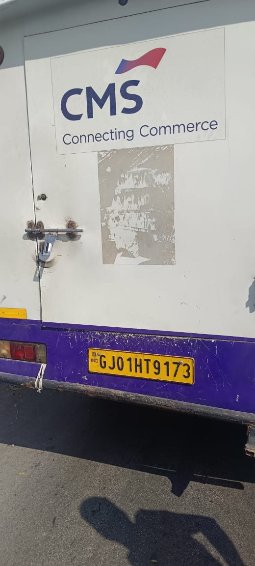 bharathircc's tweet image. BREAKING: A shocking daylight heist in Bengaluru!
A group posing as RBI officials stopped a CMS cash van near Ashok Pillar and escaped with ₹7.11 crore.

The gang, travelling in an Innova, checked “documents”, forced staff into the vehicle, dropped them near Dairy Circle…