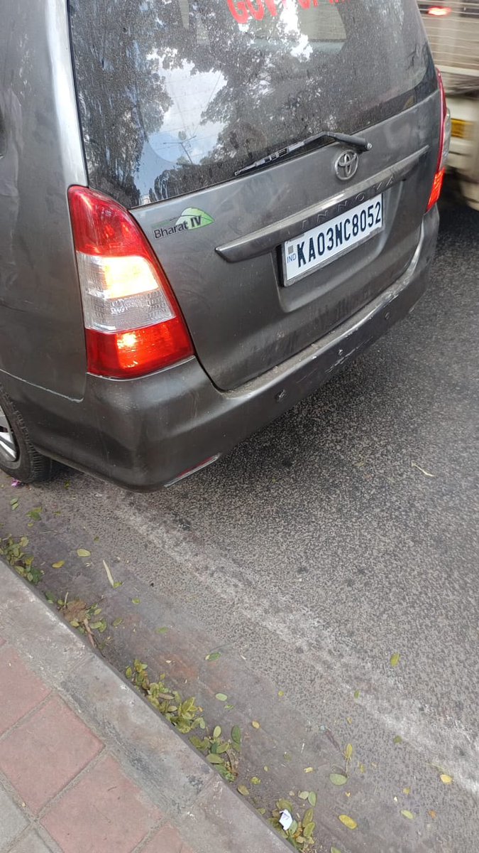 bharathircc's tweet image. BREAKING: A shocking daylight heist in Bengaluru!
A group posing as RBI officials stopped a CMS cash van near Ashok Pillar and escaped with ₹7.11 crore.

The gang, travelling in an Innova, checked “documents”, forced staff into the vehicle, dropped them near Dairy Circle…