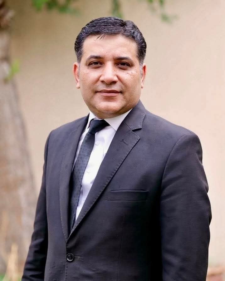 MShehzadSpeaks's tweet image. یہ کیا ہورہا ہے یااللّٰہ🚨🚨🚨
اس وکیل مبشر منظور نے 9 مئی کے بعد پارٹی چھوڑی تھی اور نگران حکومت میں ایڈیشنل ایڈوکیٹ جنرل بھی تھے اور پی ٹی آئی کارکنان کیخلاف عدالتوں میں پیش ہوتے رہے آج اسکو پشاور ILF کا صدر بنا دیا گیا !!