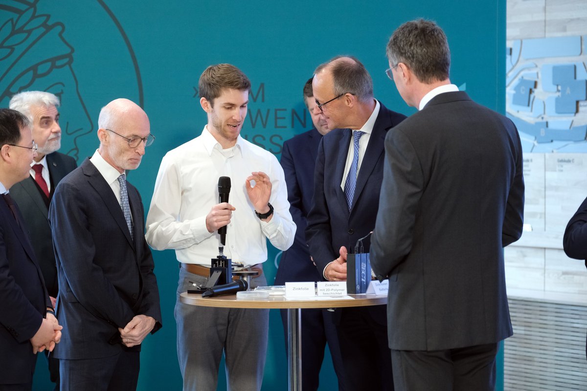 mpi_msp's tweet image. Am @mpi_msp entsteht Zukunft: Davon konnte @bundeskanzler sich bei seinem #Antrittsbesuch ein Bild machen. Wir erforschen neuartige Materialien &amp;amp; Verfahren, die geeignet sind, bisherige Grenzen im Bereich der Datenspeicherung &amp;amp; -verarbeitung zu überwinden. s.gwdg.de/HbHfTU