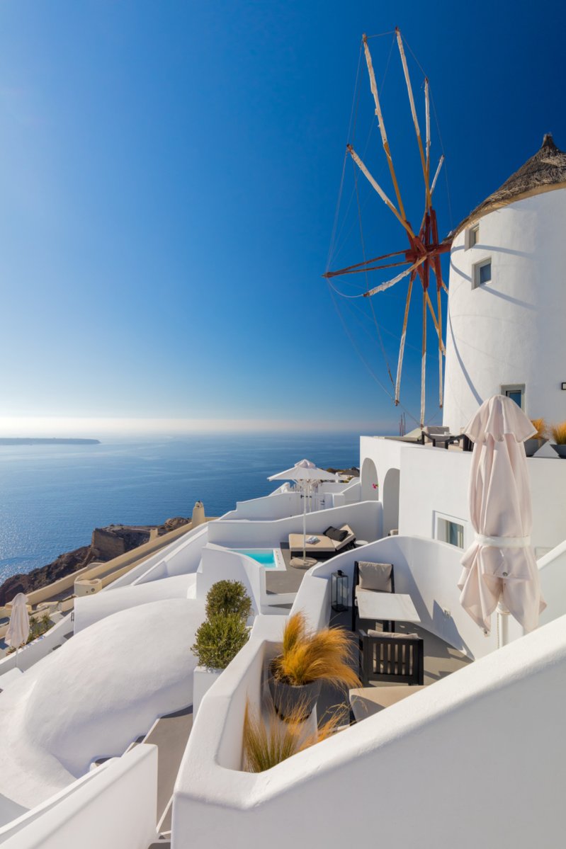 eleniannacom's tweet image. 📷 Take in the stunning sight of the white windmill in Oia, a true icon of the famous Santorini island. The traditional white buildings are a must-see when exploring Greece. 🇬🇷 #Santorini #Oia #GreekIslands #Travel #Wanderlust 🌅