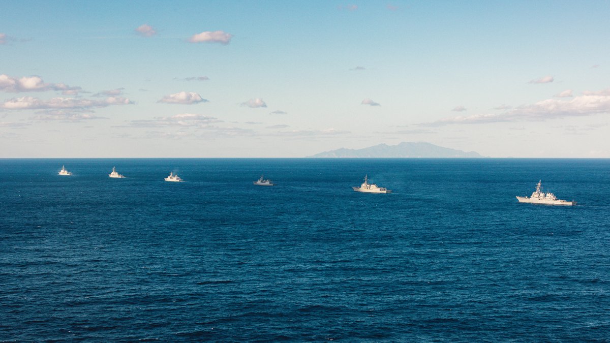 Choreographed lethality 🇺🇸🇰🇷

Arleigh Burke-class guided-missile destroyer USS Milius (DDG 69) sails alongside Republic of Korea Navy ships ROKS Seoae Ryu Seong Ryong (DDG 993), ROKS Yulgok Yi I (DDG 992), ROKS Wang Geon (DDH 978), and ROKS Gang Gam Chan (DDH 979) during a joint