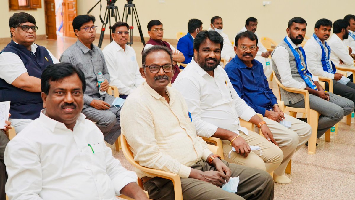 BSPTechCellAP's tweet image. 19-11-2025,న్యూ ఢిల్లీ
 
ఈ రోజు ఢిల్లీ బీఎస్పీ కేంద్ర కార్యాలయంలో దక్షిణాది మరియు ఇతర రాష్ట్రాల సమావేశం జరిగింది. ఈ సమావేశంలో బహుజన్ సమాజ్ పార్టీ జాతీయ అధ్యక్షురాలు బెహెన్ మాయావతి గారు పలు ముఖ్య సూచనలు చెయ్యడం జరిగింది.@BJP4Karnataka @BSPTechCellAP @JaiTDP