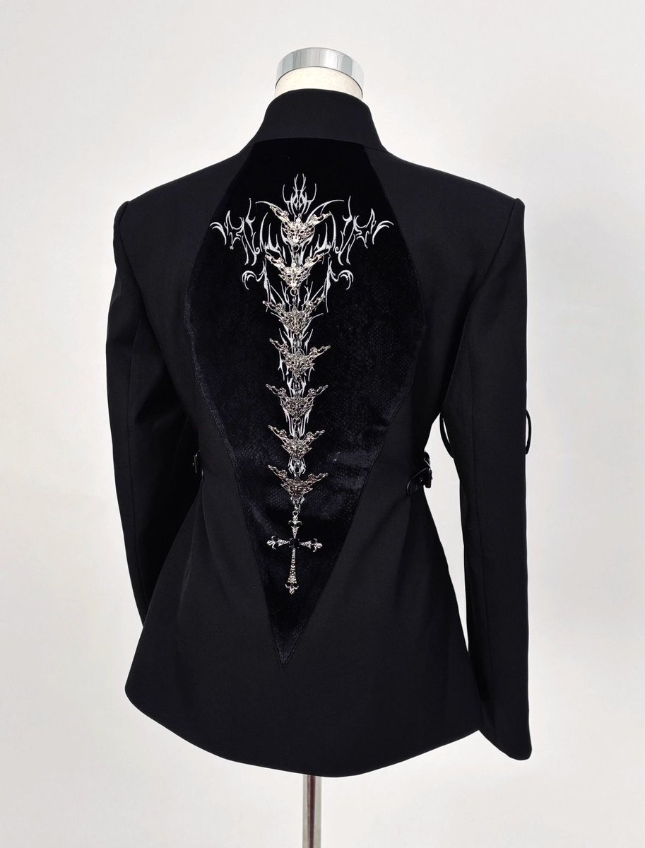 ManusxMachina's tweet image. 脊椎骨格のゴシックジャケット（スタンドカラー） 
manus-machina.com/collections/ne… 
退廃的な美学を纏うゴシックジャケット。背骨に沿って連なるゴシック調の脊椎パーツが視線を奪います。どこか神秘性と背徳感を漂わせる仕上がりとなっています。