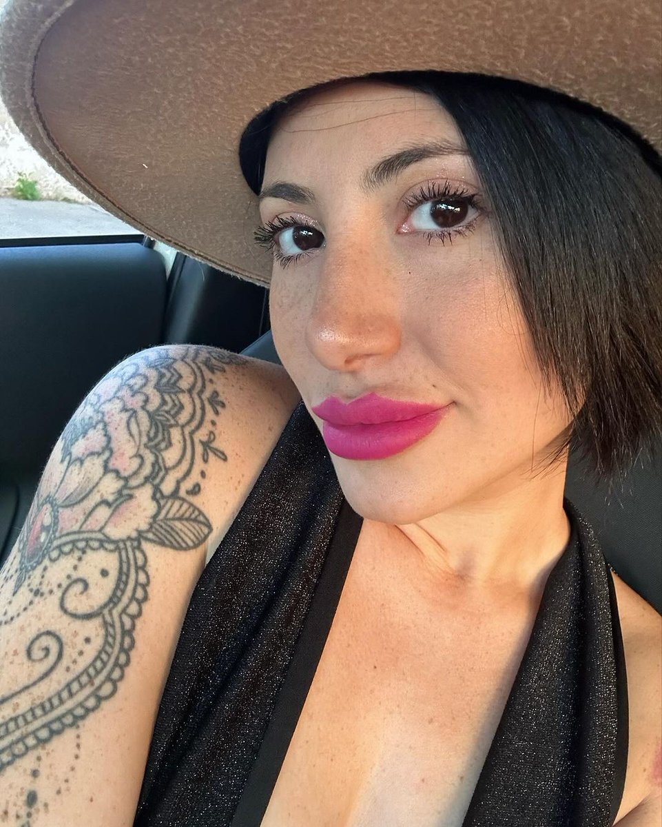 AustinKat84's tweet image. Your reminder today that small steps still move you forward 😇 The goal isn&apos;t to be perfect, it&apos;s to be present. Keep going. ✨
What&apos;s your current small step? Let me know below! 👇

#Inspiration #Motivation #KeepGoing #wednesdaymotivation #graphicdesigner #freelancer #commsopen…