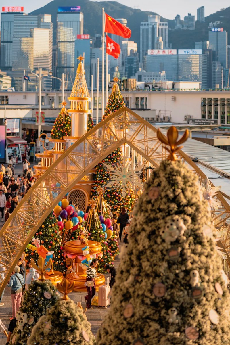 wngsng091014732's tweet image. Hong Kong is stepping into the Christmas season! 🎄 The most beautiful Christmas trees are here, lighting up the city with festive charm. From Central to Tsim Sha Tsui, they create a magical holiday vibe. 🎅✨ #HongKongChristmas #FestiveDecor #TravelinChina