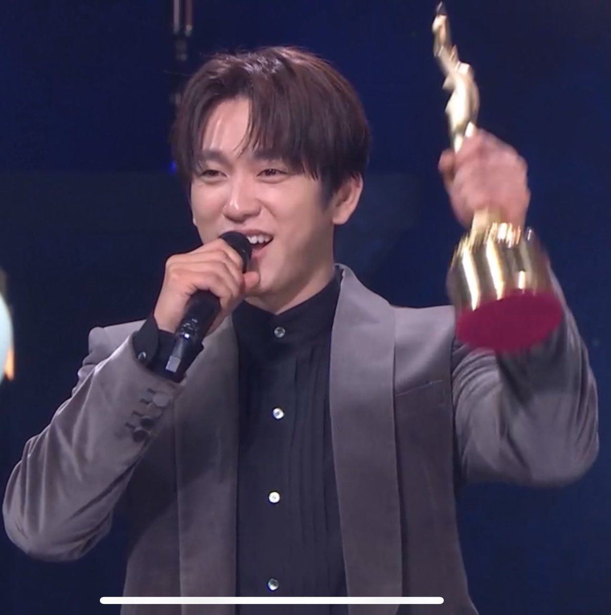 Nathwrnp's tweet photo. จินยองอ่าาาา แสนดี มาบอกกว่าได้รางวัล popular มาขอบคุณใน บบ ฮือออออ น้ำตาลไหลจำนวนมากกกกกกกกก🥹
🏆 Park Jinyoung Popular award 🏆
👋🏻 HI5 👋🏻
#jinyoung #parkjinyoung #박진영 #진영 #GOT7
#BlueDragonFilmAwards #BDFA #HIhive #하이파이브 https://t.co/qCaoss2z3k