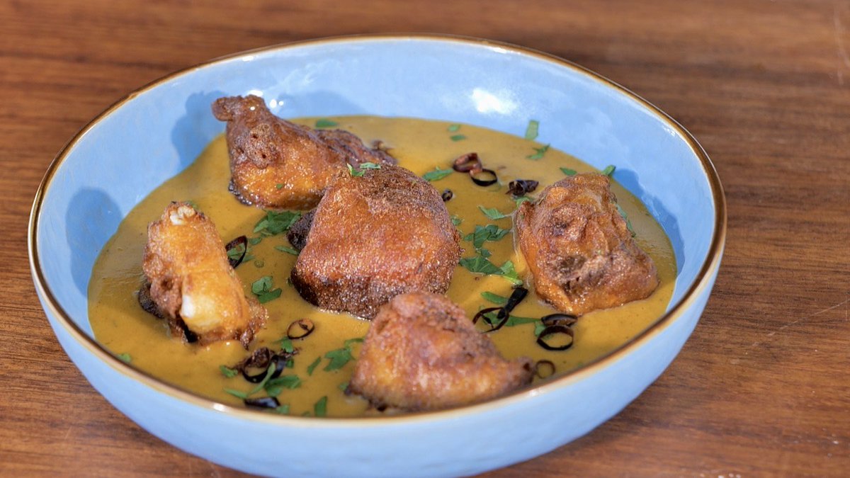 MiquelCalent's tweet image. Avui a #FrediCalentIB3 llampuga fregida amb crema de xirivies, pa moreno fet nostre ple de cap de llom, ropa vieja cubana, espatlla de me de Pollença, nyoquis amb coco, pastissos de xocolates i arboces…🍎🥯🍳🍔🐟🥩🍲🧁🍪👨‍🍳🎊🎉