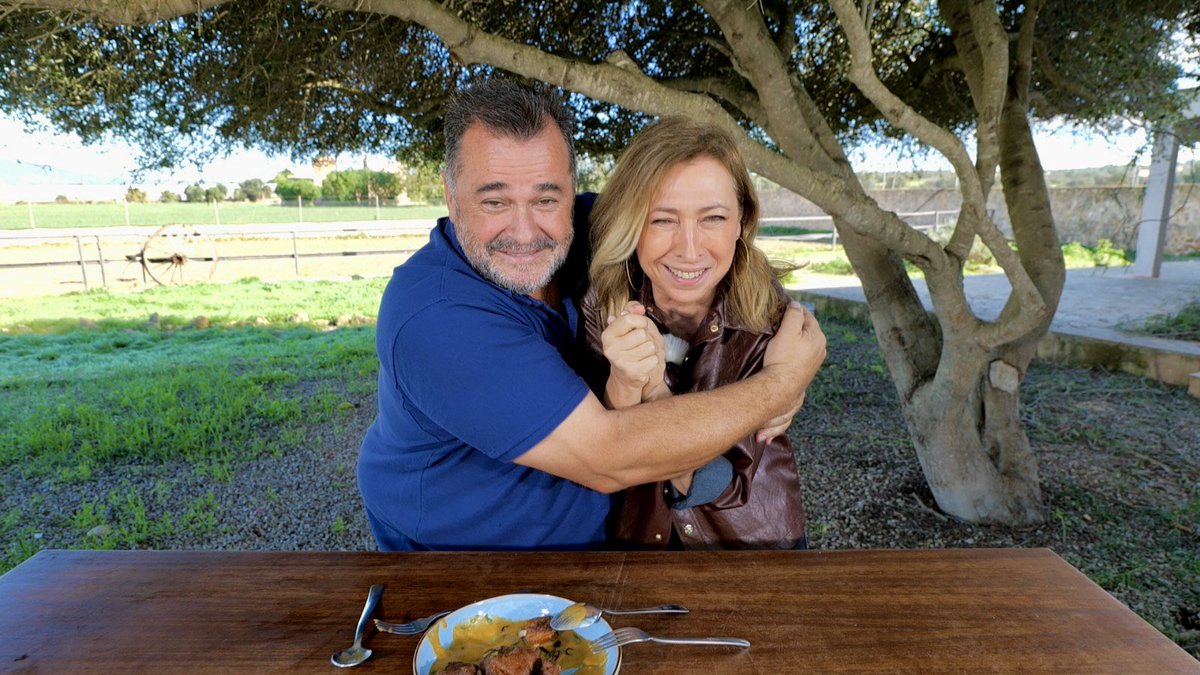 MiquelCalent's tweet image. Avui a #FrediCalentIB3 llampuga fregida amb crema de xirivies, pa moreno fet nostre ple de cap de llom, ropa vieja cubana, espatlla de me de Pollença, nyoquis amb coco, pastissos de xocolates i arboces…🍎🥯🍳🍔🐟🥩🍲🧁🍪👨‍🍳🎊🎉