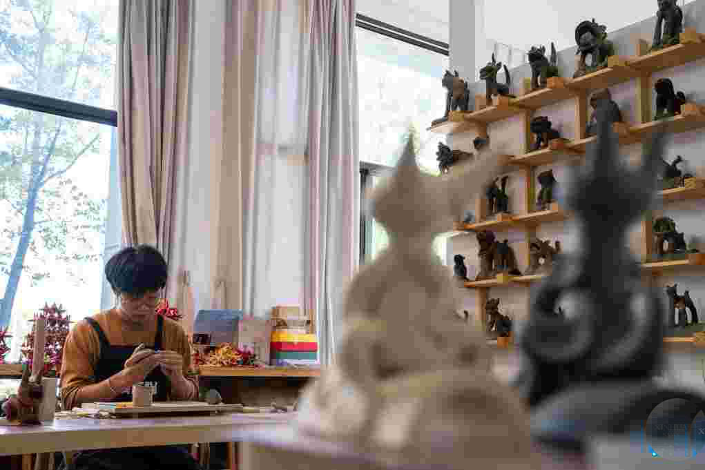 thandojo's tweet image. Young inheritor revives #ancient guardian #cat craft in SW #China
Wamao, a cat-shaped pottery artifact originating in #Yunnan, combines practical design with folk beliefs. Traditionally mounted on eaves or lintels, it was believed to drive away evil spirits