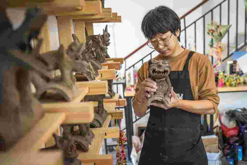thandojo's tweet image. Young inheritor revives #ancient guardian #cat craft in SW #China
Wamao, a cat-shaped pottery artifact originating in #Yunnan, combines practical design with folk beliefs. Traditionally mounted on eaves or lintels, it was believed to drive away evil spirits
