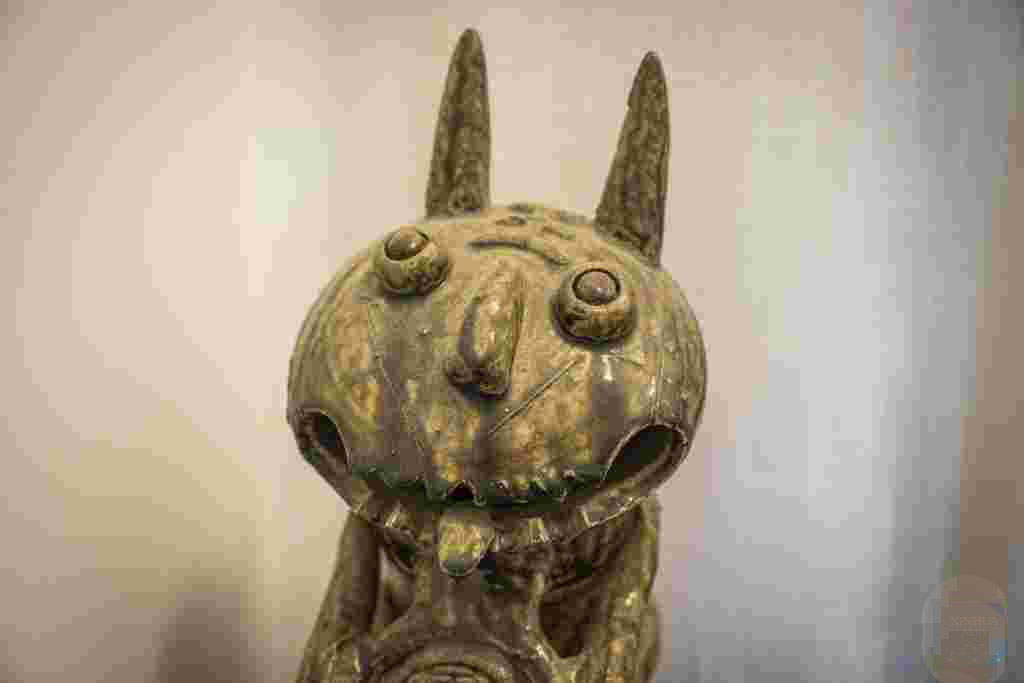 thandojo's tweet image. Young inheritor revives #ancient guardian #cat craft in SW #China
Wamao, a cat-shaped pottery artifact originating in #Yunnan, combines practical design with folk beliefs. Traditionally mounted on eaves or lintels, it was believed to drive away evil spirits