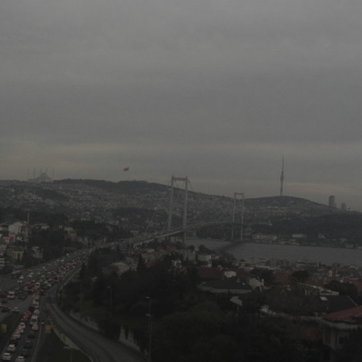 HavaForum's tweet photo. İstanbul'da hava patlamak istiyor ama olmuyor. Yüksek basınç hakim. Hava tabiri caizse "kabız". https://t.co/uYwLcLUfzR