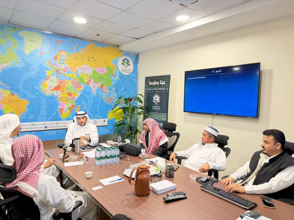 استقبلت الجمعية اليوم وفدًا من الدعاة من جمهورية إندونيسيا، في زيارة هدفت إلى التعرّف على برامج الجمعية والاستفادة من تجاربها في مبادراتهم الدعوية والمجتمعية.
وجاءت الزيارة ضمن جهود تعزيز التواصل الحضاري وتبادل الخبرات، حيث اطّلع الوفد على أبرز مشاريع الجمعية ومسارات عملها.