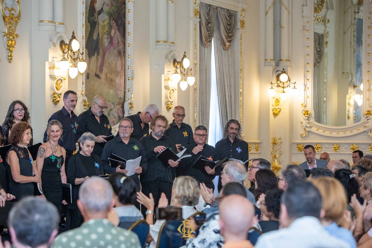 Este domingo el Salón Dorado acogió el concierto “Gloria en las Alturas – Paz en Navidad” de la Coral Canto de Alisios, dirigida por Hugo Escobar con la contralto solista Alba Cruz
El público disfrutó de interpretaciones brillantes del Gloria de Vivaldi y una selección de corales