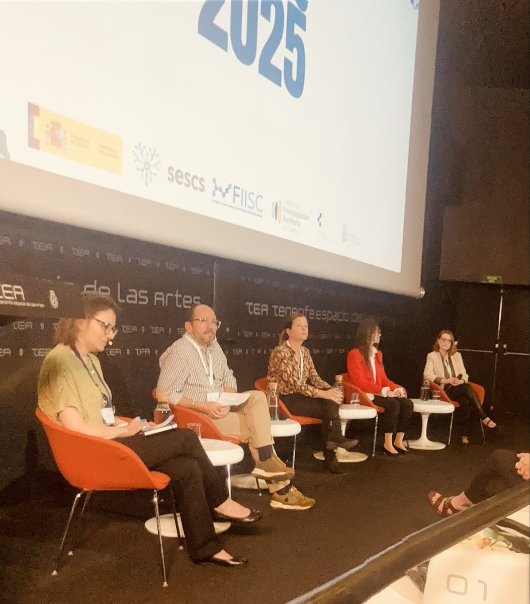 _SESCS_'s tweet photo. La Mesa 2 concluye con un interesante debate e intercambio de ideas con el público y preguntas a los ponentes
 @SESCS @SanidadGobCan @sanidadgob #RedETS2025
 (Streaming: https://t.co/K5ngsZi7Zf) https://t.co/AE36pFHzrD