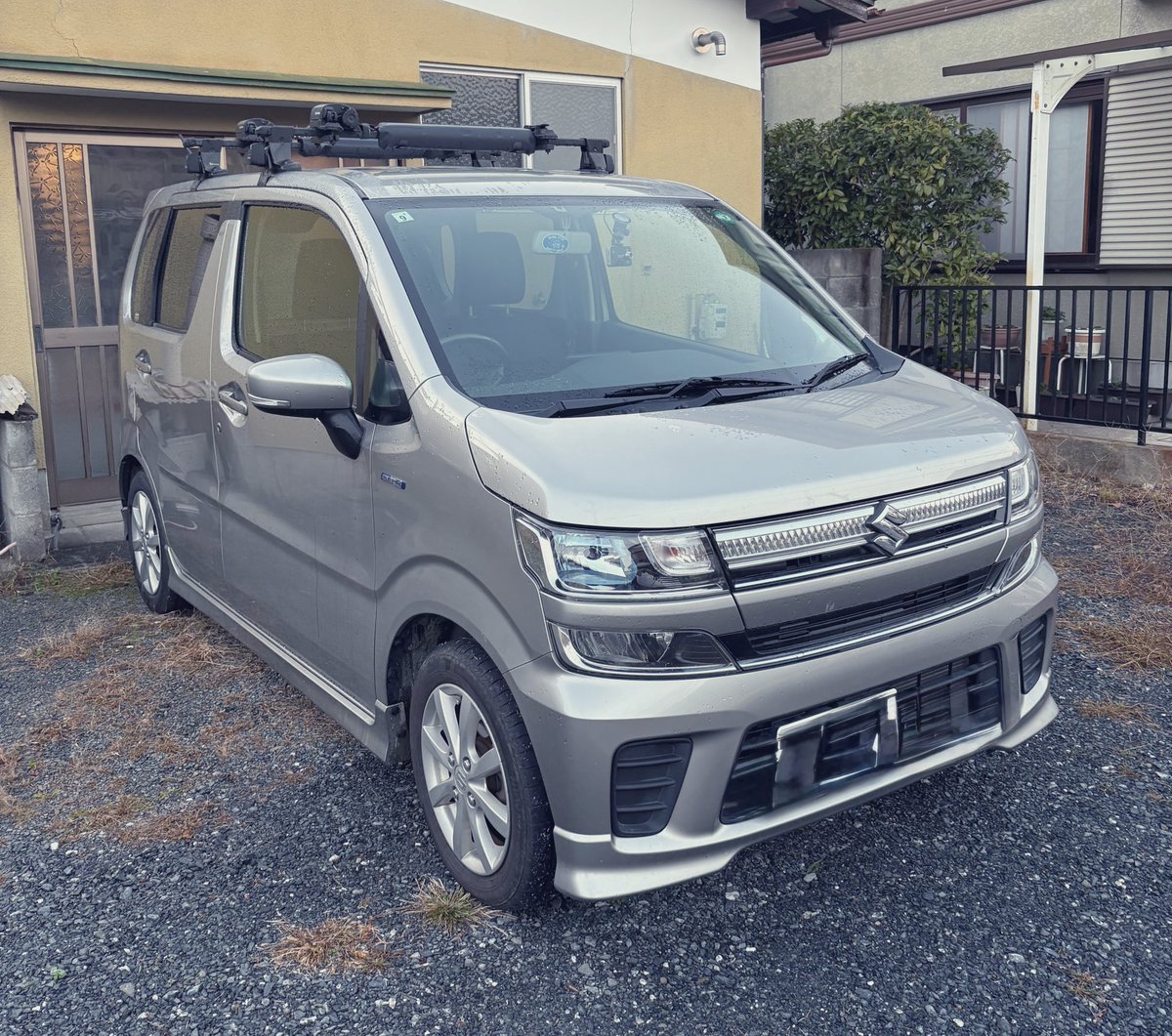 takkyu_daisuki8's tweet image. 昔はいい車乗りたいなとかあったけど、最近どうでも良くなって、おじいちゃんが畑に使ってたワゴンRもらってきた。14万キロやけどまだまだ調子良い。そのうち奥さんのミサイルになる予定。