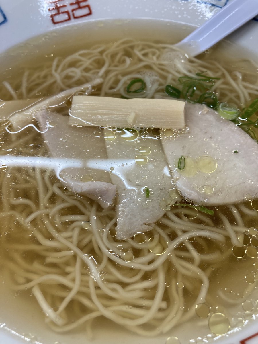 多度津の上海軒。コシがあってツルツルの極細麺に澄み切ったいりこだし。釜揚げうどん食べたあとなのにすぐ無くなりました。