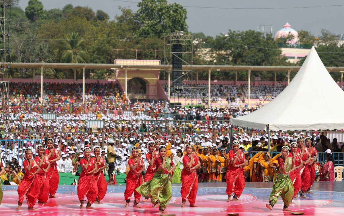 ఈ రోజు పుట్టపర్తిలో శ్రీ సత్యసాయి బాబా శత జయంతి వేడుకల్లో పాల్గొని, స్మారక నాణెం మరియు తపాలా బిళ్లను ఆయనకు అంకితమిస్తూ విడుదల చేసిన ప్రధాని శ్రీ నరేంద్ర మోదీ గారు. 
#satyasaibaba #satyasaicentenary #puttaparthi