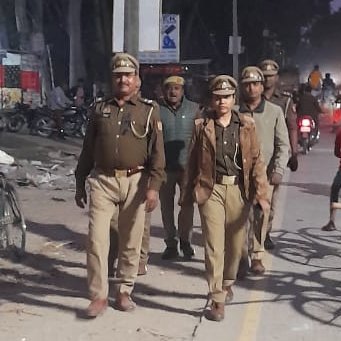 bahraichpolice's tweet image. जनपद में अपराध-नियंत्रण व आमजन में सुरक्षा की भावना जागृत करने के दृष्टिगत #SPBahraich के निर्देशन में थाना रामगांव पुलिस द्वारा भीड़-भाड़ वाले स्थानों तथा मिश्रित आबादी वाले संवेदनशील क्षेत्रों में किया गया पैदल गश्त।   
#UPPolice