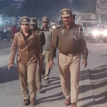 bahraichpolice's tweet image. जनपद में अपराध-नियंत्रण व आमजन में सुरक्षा की भावना जागृत करने के दृष्टिगत #SPBahraich के निर्देशन में थाना रामगांव पुलिस द्वारा भीड़-भाड़ वाले स्थानों तथा मिश्रित आबादी वाले संवेदनशील क्षेत्रों में किया गया पैदल गश्त।   
#UPPolice