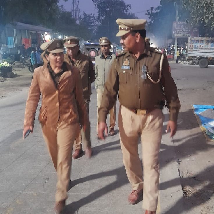 bahraichpolice's tweet image. जनपद में अपराध-नियंत्रण व आमजन में सुरक्षा की भावना जागृत करने के दृष्टिगत #SPBahraich के निर्देशन में थाना रामगांव पुलिस द्वारा भीड़-भाड़ वाले स्थानों तथा मिश्रित आबादी वाले संवेदनशील क्षेत्रों में किया गया पैदल गश्त।   
#UPPolice