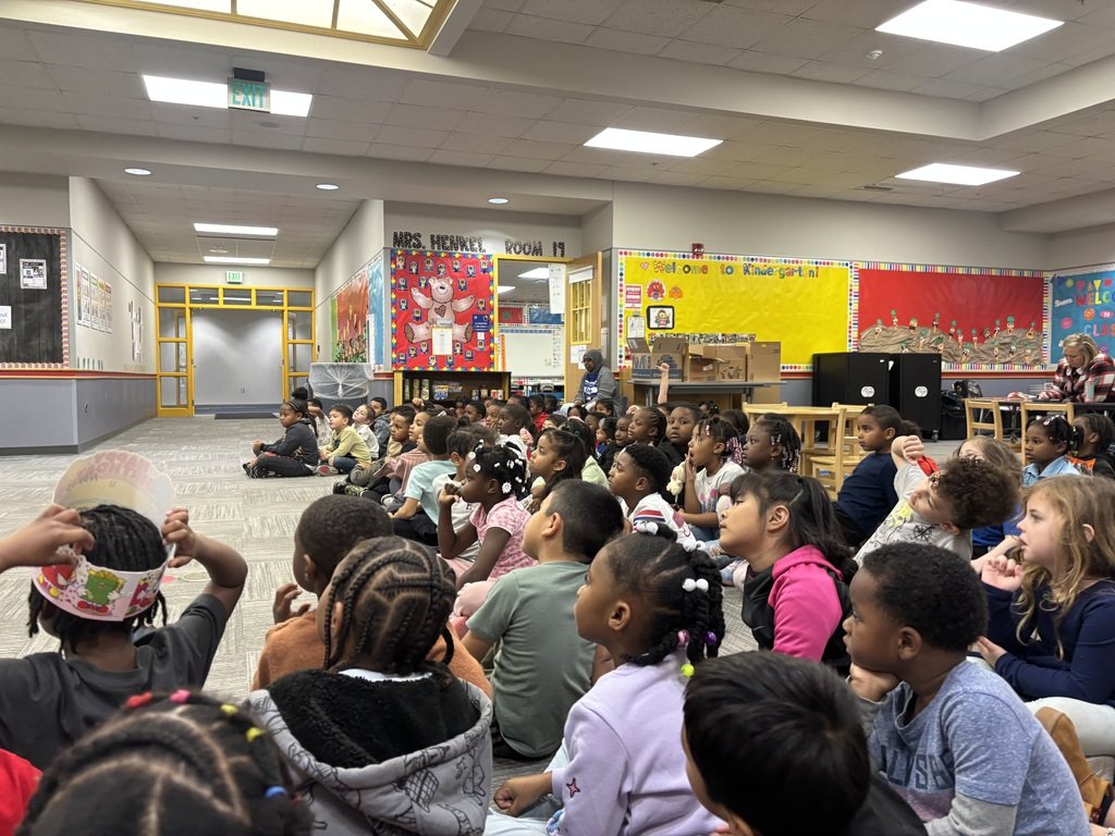 Our AMAZING counselor <a href="/sunnyheightsele/">Sunny Heights Elem</a>, Mrs. Hays, delivering a lesson on small problem vs. big problem to our KG students! Interactive and impactful! #WarrenWill #OURHeights